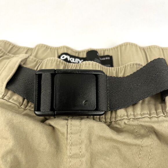 Mens Oakley Belted Casual Khaki Shorts Regular Fit Sz XL Polyester Blend - Picture 3 of 9